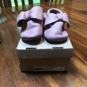 Coral pear all leather moccasins with a bow, pink